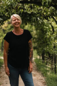 Gezellige vrouw in dierenwinkel Sittard met dierenaccessoires en voeding.